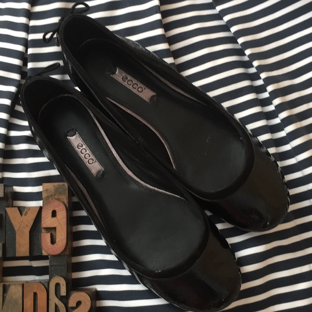 ECCO Black Patent Leather Ballet Flats w/ Back Bow